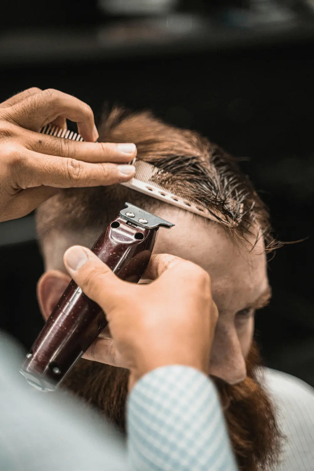 Corte con máquina, tijera y navaja Pumariega Estudios Barberia en Gijon